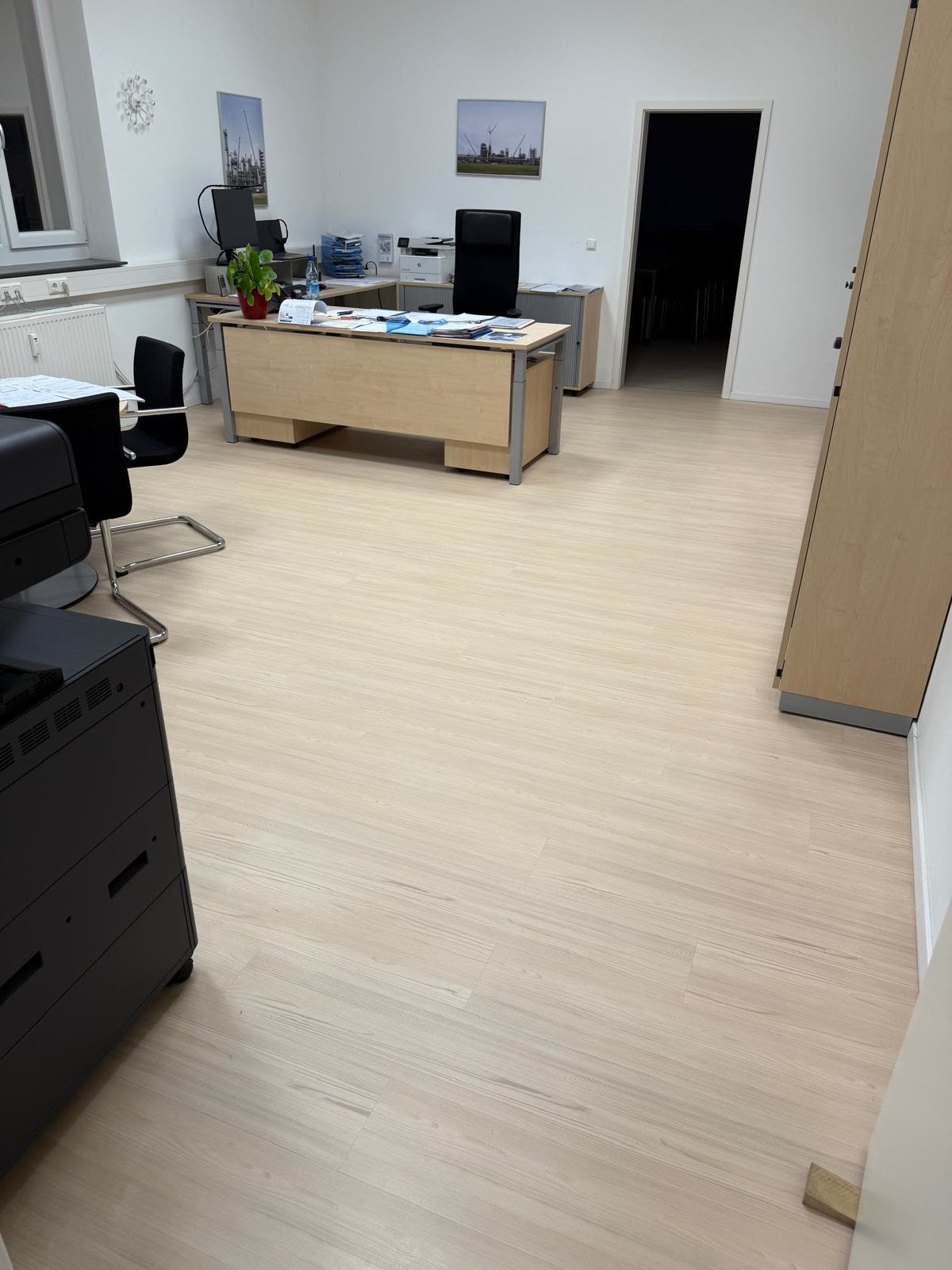 Frisch gereinigtes Büro mit gepflegtem Boden – Unterhaltsreinigung der Elite Organization im Raum Leipzig