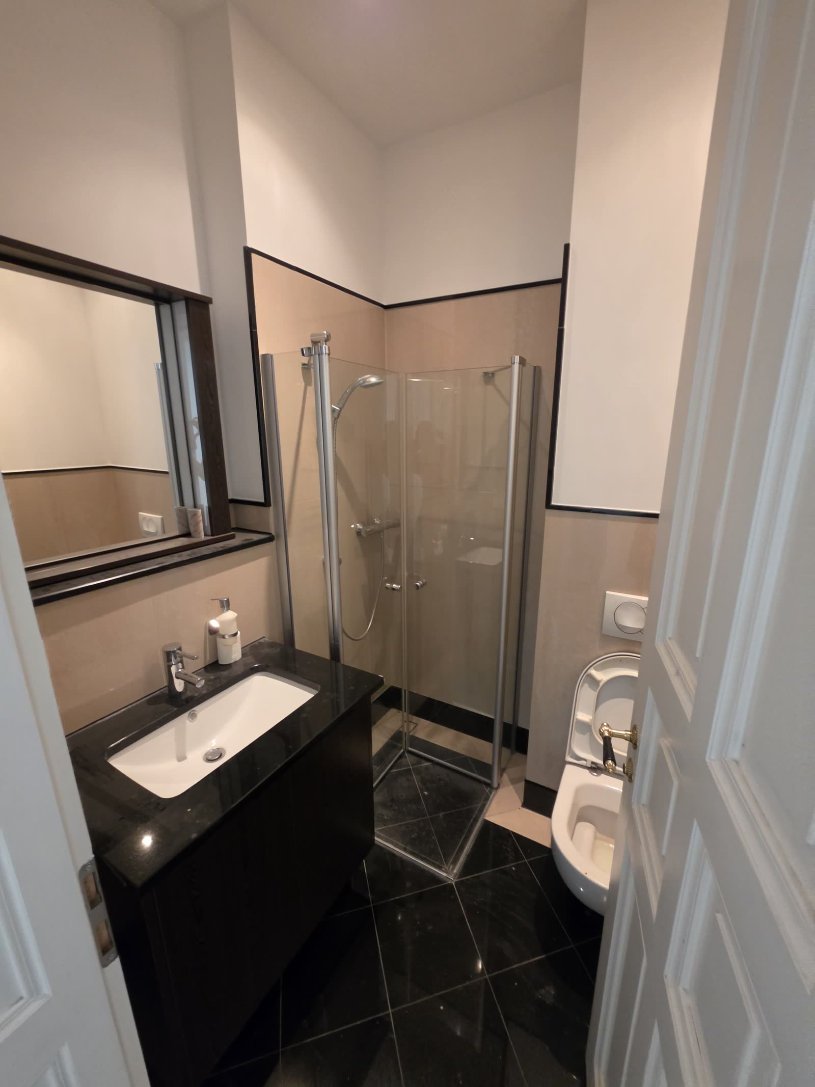 Hygienisch gereinigtes Badezimmer mit Dusche und Waschtisch – Elite Organization im Raum Leipzig